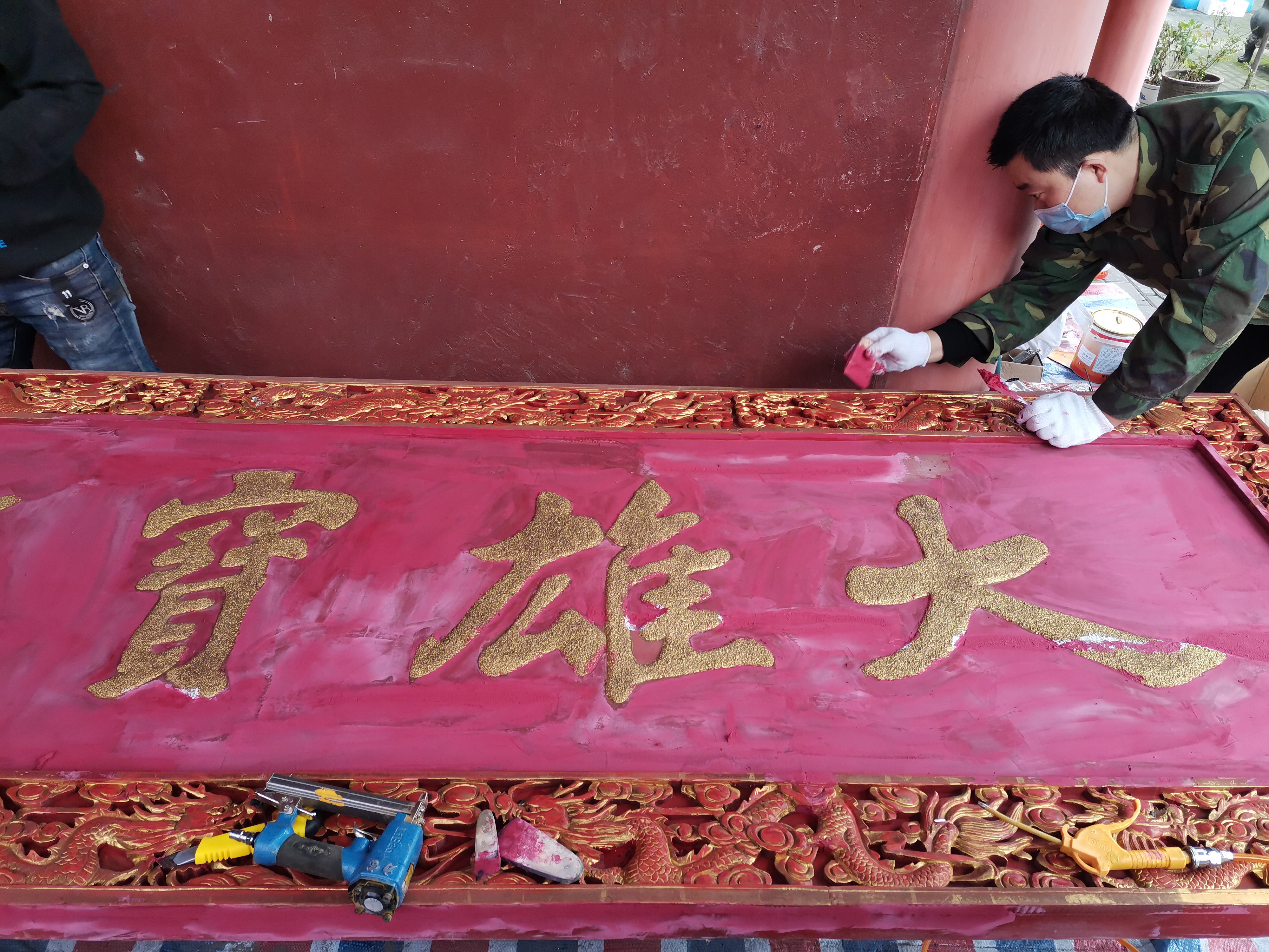 如意彩票天王殿铺设地砖及牌匾贴金